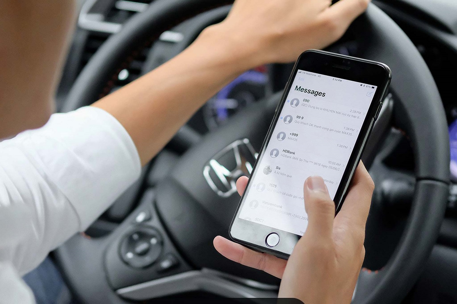 Năm 2020: Sử dụng điện thoại khi đang lái xe bị phạt nặng cỡ nào?